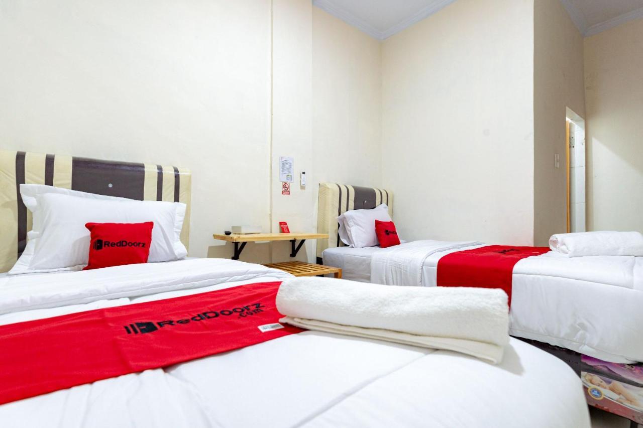 Reddoorz @ Simpang Pemda Medan Hotell Exteriör bild