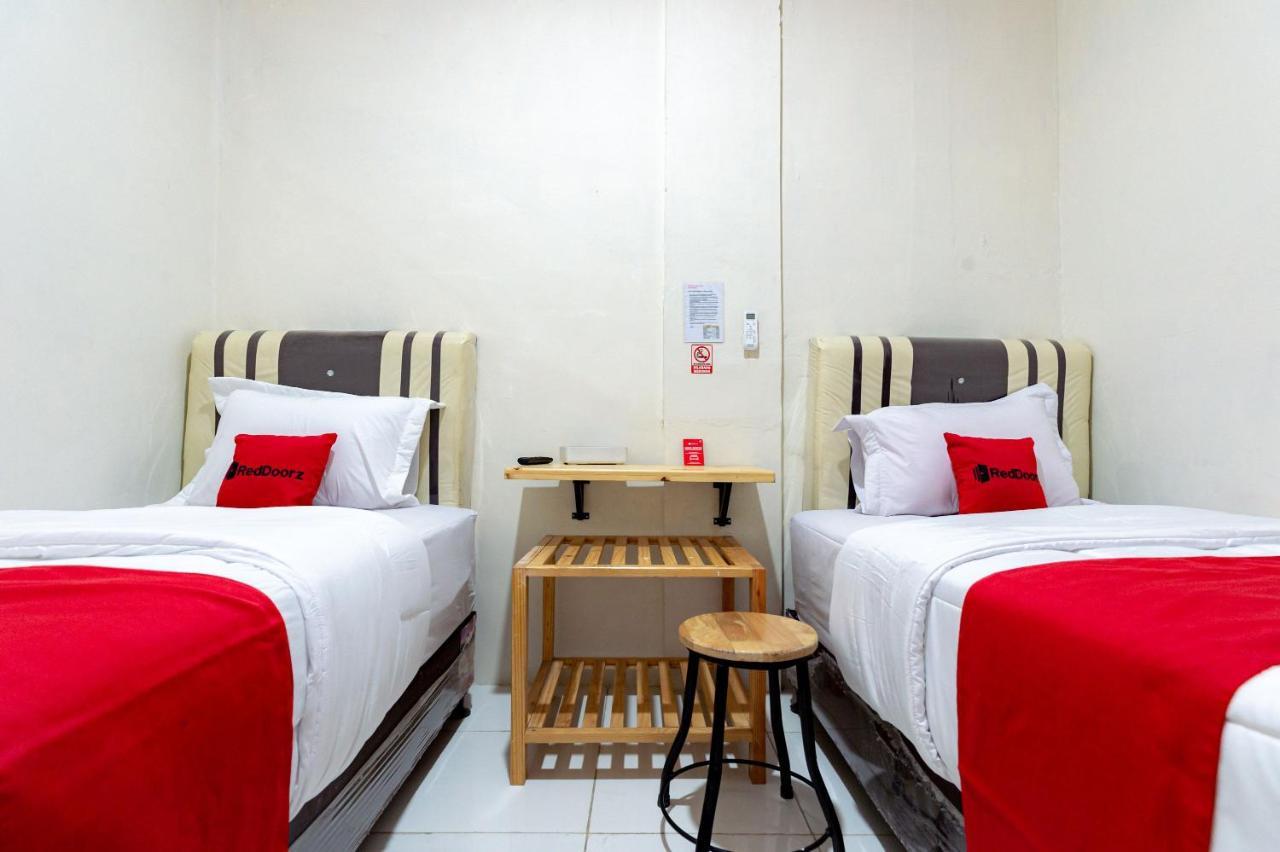 Reddoorz @ Simpang Pemda Medan Hotell Exteriör bild